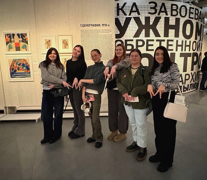 Вдохновляемся творчеством великих: студенты посетили новую выставку в центре «Зотов»