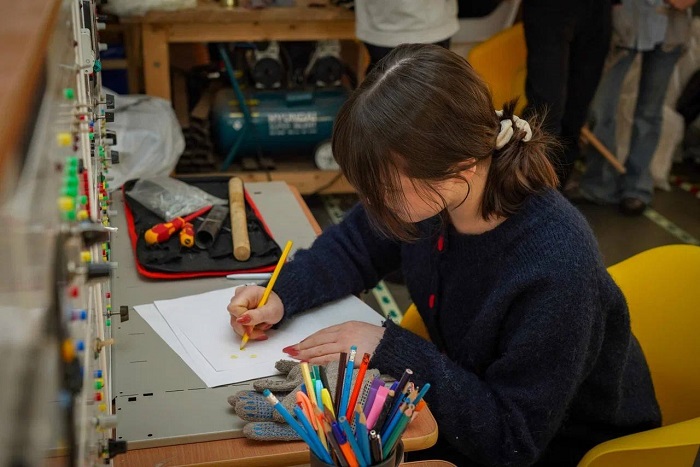 «В этих свечах тепло наших сердец»: студенты МГТУ-МАСИ подготовили более 200 блиндажных свечей для отправки на фронт 