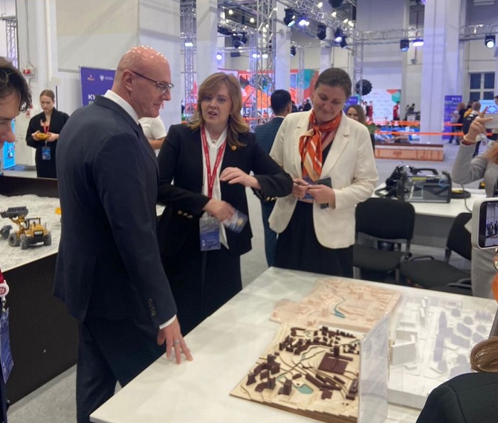 Заместитель Председателя Правительства Российской Федерации Дмитрий Николаевич Чернышенко посетил выставку МГТУ-МАСИ на V Конгрессе молодых учёных в Сириусе